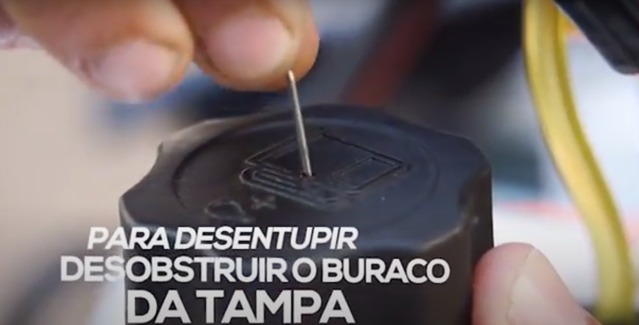 Desobstruindo a tampa da roçadeira