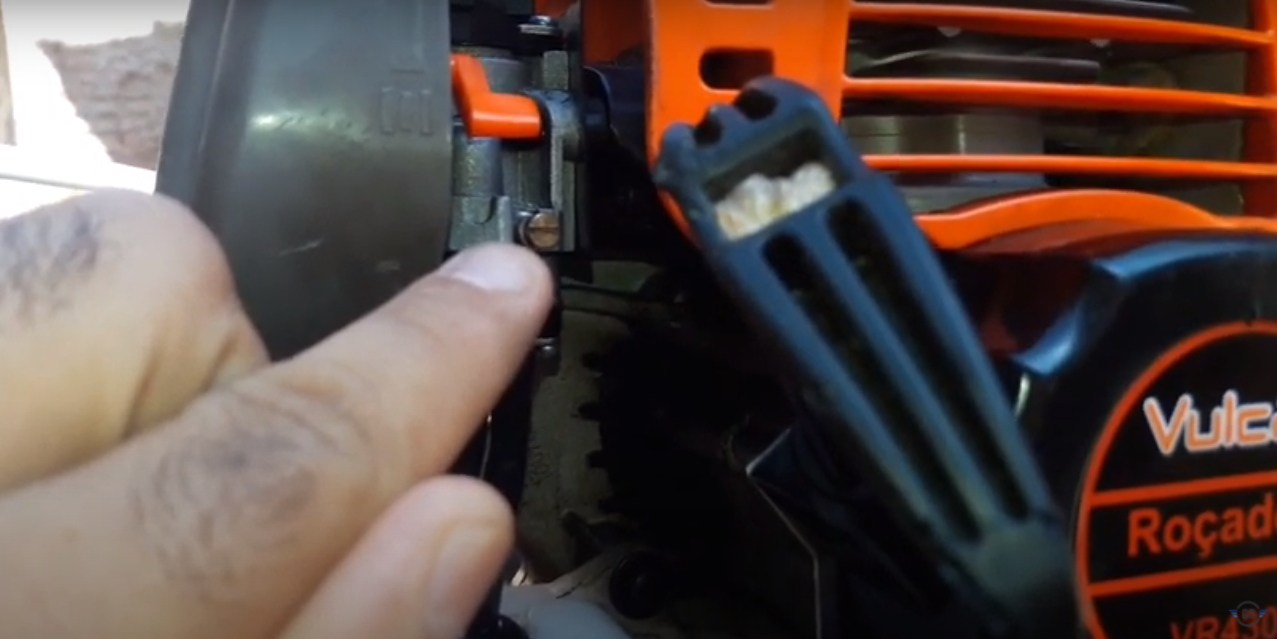 Roçadeira perde a força quando acelera - Parafuso na roçadeira